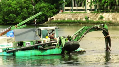 Las-Dragas-Realizan-Trabajos-De-Limpieza-Y-Mantenimiento-En-El-Río-Iloilo,-En-El-Oeste-De-Visayas,-Filipinas