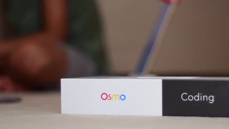 Osmo-uses-artificial-intelligence-and-iPads-to-track-physical-objects-in-front-on-the-iPad-and-aids-in-learning