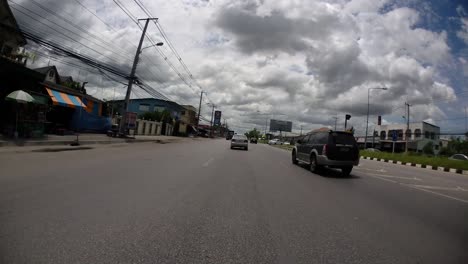 Este-Es-Un-Lapso-De-Tiempo-Con-Una-Cámara-De-Acción-Montada-Frente-Al-Camión,-Conduciendo-De-Pranburi-A-Hua-Hin-Y-De-Hua-Hin-A-Bangkok-En-Phet-Kasem-Road