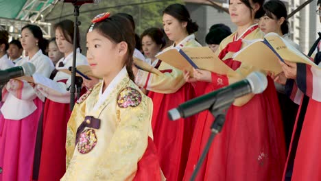 Koreanische-Leute-Mit-Hanbok,-Die-Während-Des-Koreanischen-Festivals-Orchester-Auf-Der-Bühne-Spielen