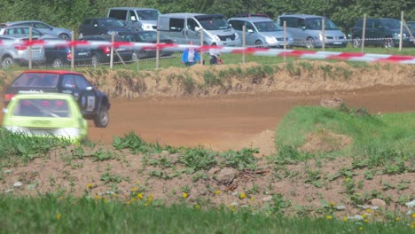 Autocross-autos-Treten-An-Sonnigen-Sommertagen-Im-Amateur-rennen-Auf-Der-Unbefestigten-Strecke-An,-Flache-Kurvenfahrt,-Mittlerer-Schuss-Aus-Der-Ferne