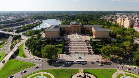 Luftdrohnenflug-In-Richtung-Felsiger-Filmstufen-Im-Philadelphia-Museum-Of-Art-An-Einem-Schönen-Sommernachmittag