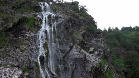 Der-Powerscourt-Wasserfall-Ist-Mit-398-Fuß-Der-Höchste-In-Irland