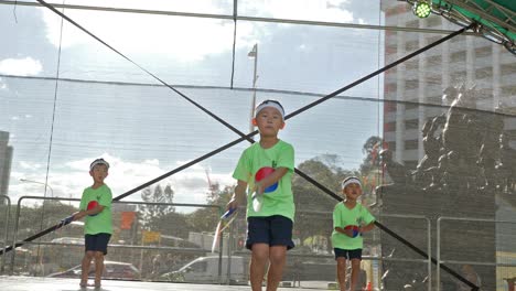 Grupo-De-Niños-Saltando-La-Cuerda-Y-Saltando-La-Cuerda-Durante-El-Festival-Coreano