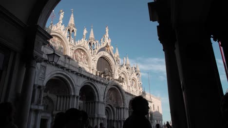 Nahaufnahme-Der-Markusbasilika-Mit-Silhouette-Von-Touristen,-Die-In-Venedig,-Italien,-Spazieren-Gehen