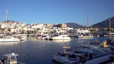 Puerto-De-Lujo-De-Puerto-Banús-En-Marbella,-Málaga,-España-Panorámica-Izquierda-En-Imágenes-De-Gimbal-4k