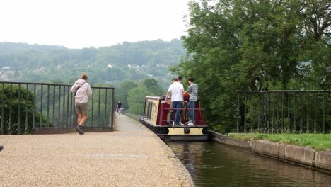 Barcos-De-Canal-De-Dirección-Turística-Británica-En-El-Histórico-Acueducto-Pontcysyllte-Vía-Fluvial-De-La-Campiña-Galesa