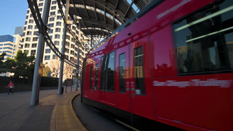 Der-Wunderschöne-Rote-San-Diego-Trolley-Kommt-An-Der-American-Plaza-Station-In-Der-Innenstadt-Von-San-Diego,-Kalifornien,-An