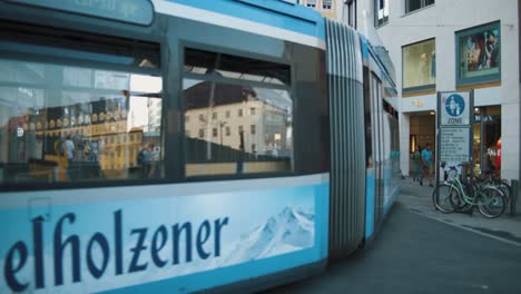 Tranvía-Del-Ferrocarril-De-La-Ciudad-Cruzando-La-Calle-En-Munich