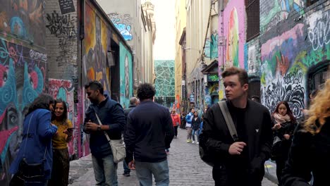 Touristen,-Die-Graffiti-kunstwerke-In-Der-Strumpfhose-Melbourne-Cbd-Besuchen