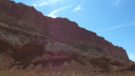 Eine-Weitwinkelaufnahme-Des-Riffs-Und-Der-Klippen-Im-Capitol-Reef-State-National-Park