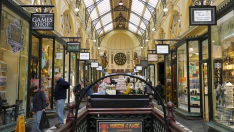 Royal-Arcade,-Melbourne,-Juli-2019-Historisches-Einkaufspassagengebäude-In-Melbourne---Beliebte-Touristenattraktion-In-Melbourne