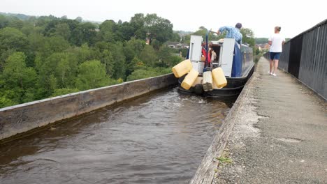 Barcos-De-Canal-De-Dirección-Turística-Británica-En-El-Acueducto-Pontcysyllte-Vía-Fluvial-De-La-Campiña-Galesa