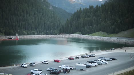 Disparo-En-Cámara-Lenta-Panorámica-Sobre-El-Estacionamiento-Abarrotado-En-El-Embalse-De-Tibble-Fork-En-American-Fork-Canyon-En-Utah