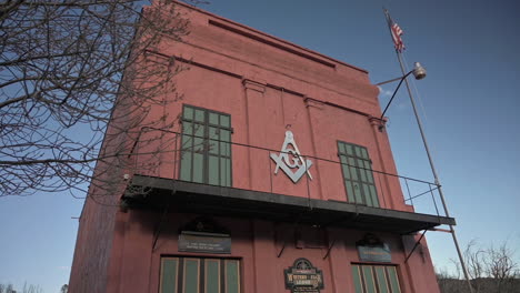 The-Historic-Western-Star-Lodge-At-Shasta-State-Historic-Park-In-California-Under-The-Clear-Blue-Sky---Tilt-Down-Shot