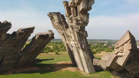 Toma-Aérea-Del-Monumento-A-La-Novena-Fortaleza,-Homenaje-A-Las-Víctimas-Del-Campo-De-Exterminio