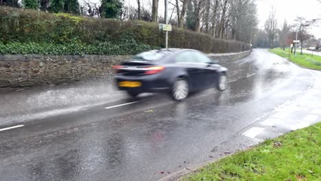 Automóviles-Conduciendo-Y-Salpicando-A-Través-De-Una-Carretera-Inundada-De-Inundaciones-Repentinas-Tormentosas-Severas