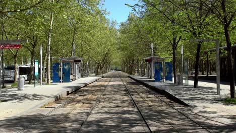 Las-Vías-De-La-Parada-Del-Tranvía-De-Quinconces-Están-Vacías-Durante-La-Pandemia-De-Covid-19,-Dolly-En-Tiro