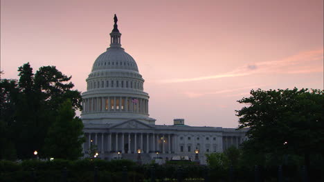 Capitolio-De-Estados-Unidos-Con-Puesta-De-Sol-Rosa,-Washington,-Corriente-Continua