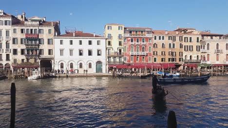 Gondola-On-The-Grand-Canal-in-Venice,-Italy