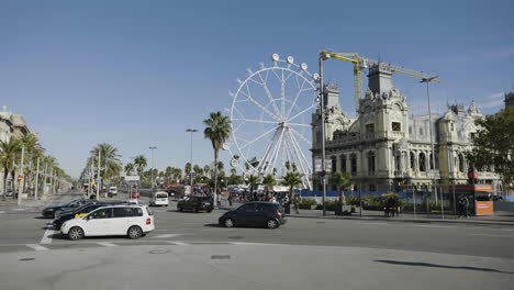 Riesenrad-Und-Belebte-Stadtstraße-In-Barcelona,-Katalonien,-Spanien