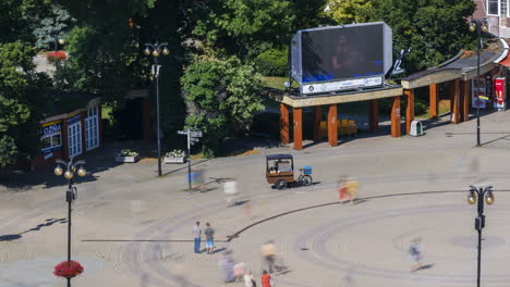 Zeitraffer-Des-Tageslebens-In-Der-Stadt-Žilina-In-Der-Slowakei-An-Einem-Sonnigen-Sommertag