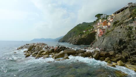 Turistas-Tumbados-En-Las-Rocas-De-La-Costa-De-Riomaggiore