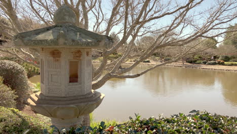 Linterna-Japonesa-Con-Estanque-En-El-Fondo,-Ju-Raku-En-Jardín-Japonés,-Toowoomba,-Australia