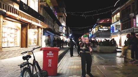 Hyperlapse-Der-Marktstraße-Mit-Herumlaufenden-Menschen-In-Leh