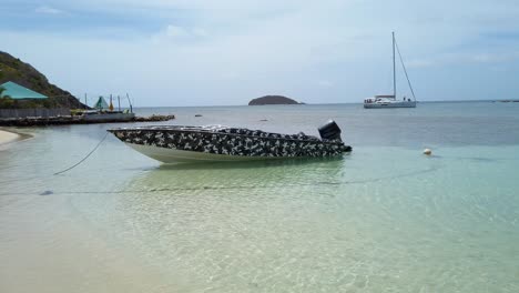 Lanchas-Rápidas-Ancladas-En-La-Playa-Más-Famosa-De-Las-Granadinas,-Mayreau