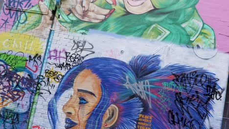 Touristen,-Die-Graffiti-kunstwerke-In-Der-Strumpfhose-Melbourne-Cbd-Besuchen