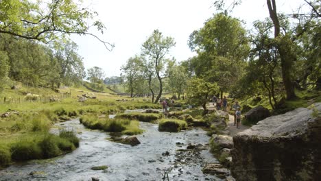 Zeitraffer-Von-Wanderern-Auf-Dem-Wanderweg-Entlang-Des-Baches,-Yorkshire-Dales