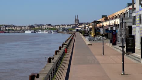 Das-Nordufer-Des-Flusses-Garonne-Schloss-Während-Der-Covid-19-Pandemie-Restaurants-Und-Promenaden,-Stabile-Handaufnahme