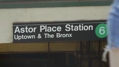 Menschen,-Die-Die-Eingangstreppe-Zur-U-Bahn-Station-Astor-Place-Der-Linie-6-Hinauf-Und-Hinunter-Gehen