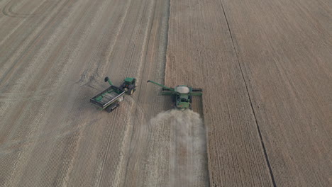 Vista-De-Dron-Del-Tractor-Del-Carro-De-Granos-Tirando-A-La-Posición-Para-Descargar-La-Cosechadora-Completa