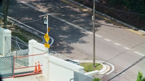 Vista-Isométrica-De-Los-Automóviles-Que-Pasan-Por-La-Carretera-En-Malasia,-Vista-De-Teleobjetivo