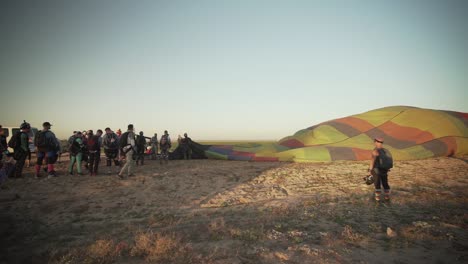 Heißluftballon-Bläst-Sich-Auf,-Während-Fallschirmspringer-Darauf-Warten,-Einzusteigen