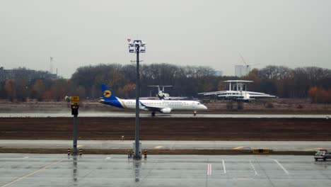 Ein-Flugzeug-Der-Ukrainischen-Internationalen-Fluggesellschaft-Beschleunigt-Vor-Dem-Abflug-Auf-Der-Landebahn