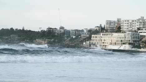 Schwimmer-Versucht,-Den-Wellen-Von-Bondi-Beach-In-Sydney,-Australien,-Zu-Trotzen