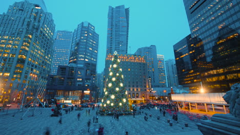 Riesiger-Weihnachtsbaum-Auf-Dem-Modernen-Stadtplatz-Im-Zeitraffer-Von-Der-Dämmerung-Bis-Zum-Abend