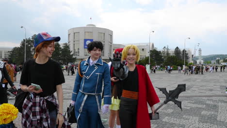 Un-Grupo-De-Jóvenes-Que-Saludan-Vestidos-Con-Varios-Disfraces-De-Héroes-Cómicos-Durante-Una-Reunión-De-Amantes-De-Los-Cómics-De-Anime-Y-Del-Manga-Animefest-Brno-Expo-Camera-En-120fps