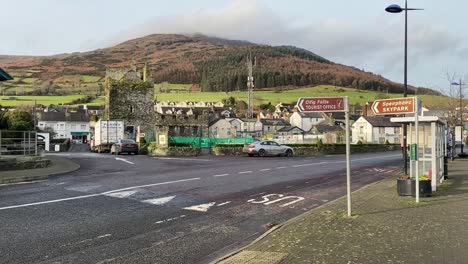 Ciudad-Costera-De-Irlanda-Situada-En-La-Costa-Sur-De-Carlingford-Lough-Con-La-Montaña-Slieve-Foy-Como-Telón-De-Fondo