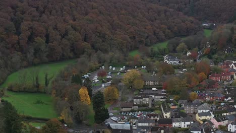 Vista-Aérea-De-La-Ciudad-Del-Mercado-De-Dulverton-En-Somerset,-Dolly-Empuja-Hacia-El-Parque-Turístico-Del-Club-De-Caravanas-En-El-Río-Barle