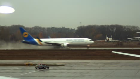 Ein-UIA-Flugzeug-Gewinnt-An-Geschwindigkeit,-Während-Es-Sich-Auf-Den-Abflug-Vorbereitet