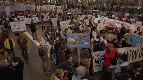 Una-Cacerola-Disparó-Tres-Metros-Por-Encima-De-La-Gente-En-Una-Manifestación-De-Protesta-Porque-El-Cambio-Climático