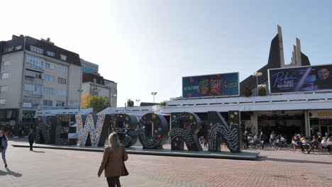 Neugeborenen-Buchstaben-Denkmal,-Touristenattraktion-In-Pristina,-Kosovo