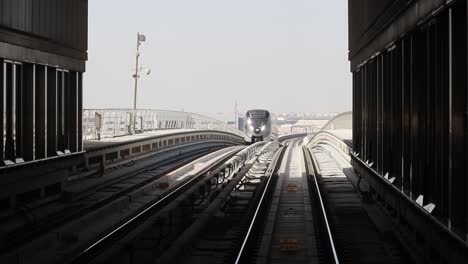 Ein-U-Bahn-Zug-Kommt-An-Der-Universitätsstation-Von-Katar-An