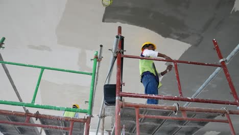 Bauarbeiter-Führen-Auf-Der-Baustelle-Deckenuntersichtsspachtelarbeiten-Durch