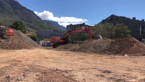 Amplia-Toma-De-Excavadoras-Hitachi-Zaxis-Trabajando-En-Un-Sitio-De-Construcción-En-Ciudad-Del-Cabo,-Sudáfrica