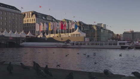 Panning-view-of-the-Christmas-market-at-Binnenalster-in-Hamburg,-Germany,-in-Dec-2019